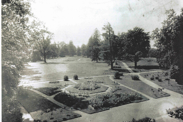 Pohled na zahradní parter 1915, kompletně zrušeno v 80. letech 20. století