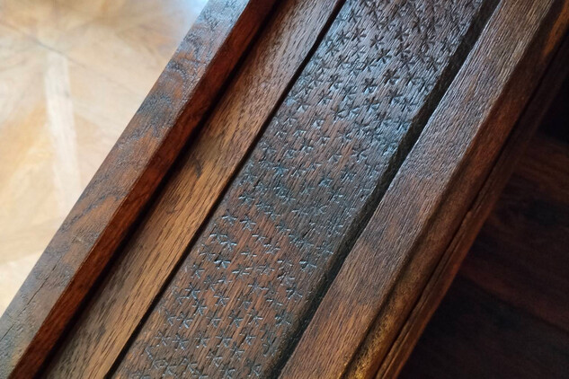 Drobné zdobené detaily uvnitř truhly, nepodléhá CC