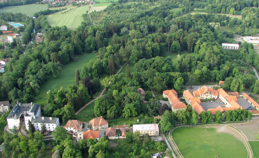 Letecký snímek areálu zámku a parku Slatiňany