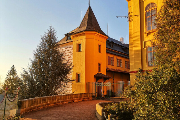 Cesta do nádvoří 1.4.2020, autor: Jaroslav Bušta, nepodléhá Creative Commons