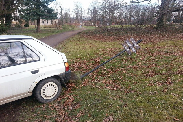 Zákaz vjezdu do zámecké zahrady v praxi