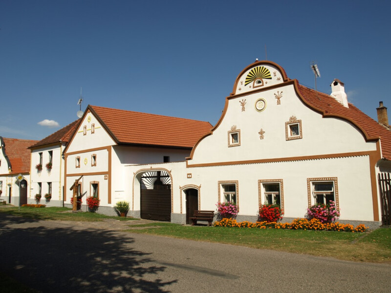 Holašovice, č. p. 5, usedlost s charakteristickým štítem a štukovou vyzdobou. Holašovice, č. p. 5, usedlost s charakteristickým štítem a štukovou vyzdobou.